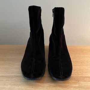 Chinese Laundry Womens Florentine Pointed Toe Ankle Bootie, Smoke Velvet